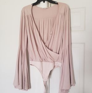 Large bell sleeves bodysuit in pale pink